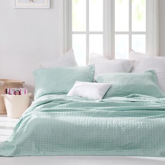 Escolhendo a roupa de cama sólida certa para o seu quarto